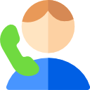 Prosta ilustracja przedstawiająca osobę o jasnobrązowych włosach i niebieskiej koszuli trzymającą przy uchu zieloną słuchawkę telefoniczną, co sugeruje, że wykonuje lub odbiera połączenie telefoniczne.